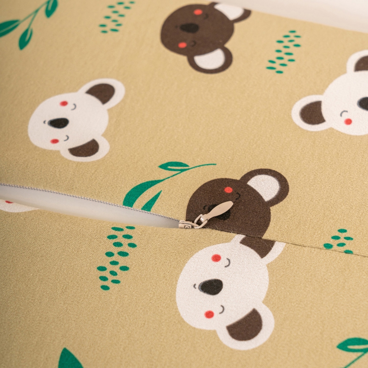 91家纺网 家纺一手货源 找家纺 芯奇想 2025新款全棉卡通儿童枕聚氨酯慢回弹枕芯枕头 考拉-绿色