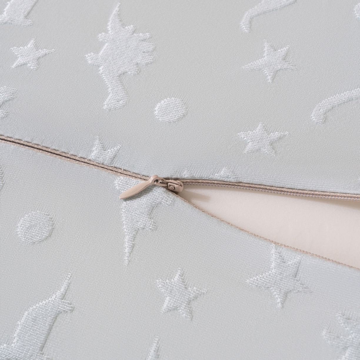 91家纺网 家纺一手货源 找家纺 芯奇想 2025新款学生枕头安睡枕聚氨酯枕芯宝宝护颈椎儿童生物基记忆棉学生低枕芯 灰色