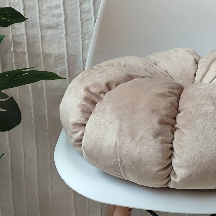 91家纺网 家纺一手货源 找家纺 李帅家居 2025新款荷兰绒花瓣多瓣南瓜抱枕坐垫 卡其