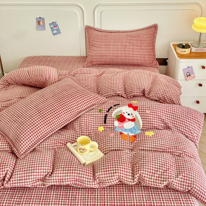 91家纺网 家纺一手货源 找家纺 尚美 2025爆款格子系列印加绣牛奶绒床盖四件套 乖乖兔