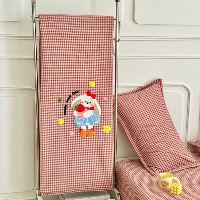 91家纺网 家纺一手货源 找家纺 尚美 2025爆款格子系列印加绣牛奶绒床盖四件套 乖乖兔