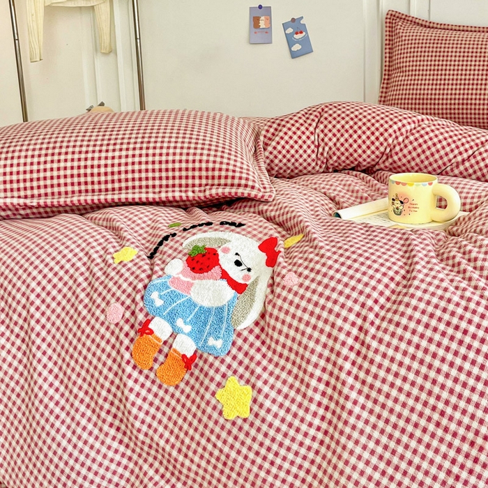 91家纺网 家纺一手货源 找家纺 尚美 2025爆款格子系列印加绣牛奶绒床盖四件套 乖乖兔