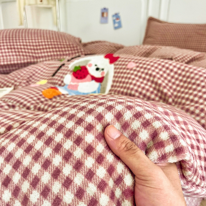 91家纺网 家纺一手货源 找家纺 尚美 2025爆款格子系列印加绣牛奶绒床盖四件套 乖乖兔