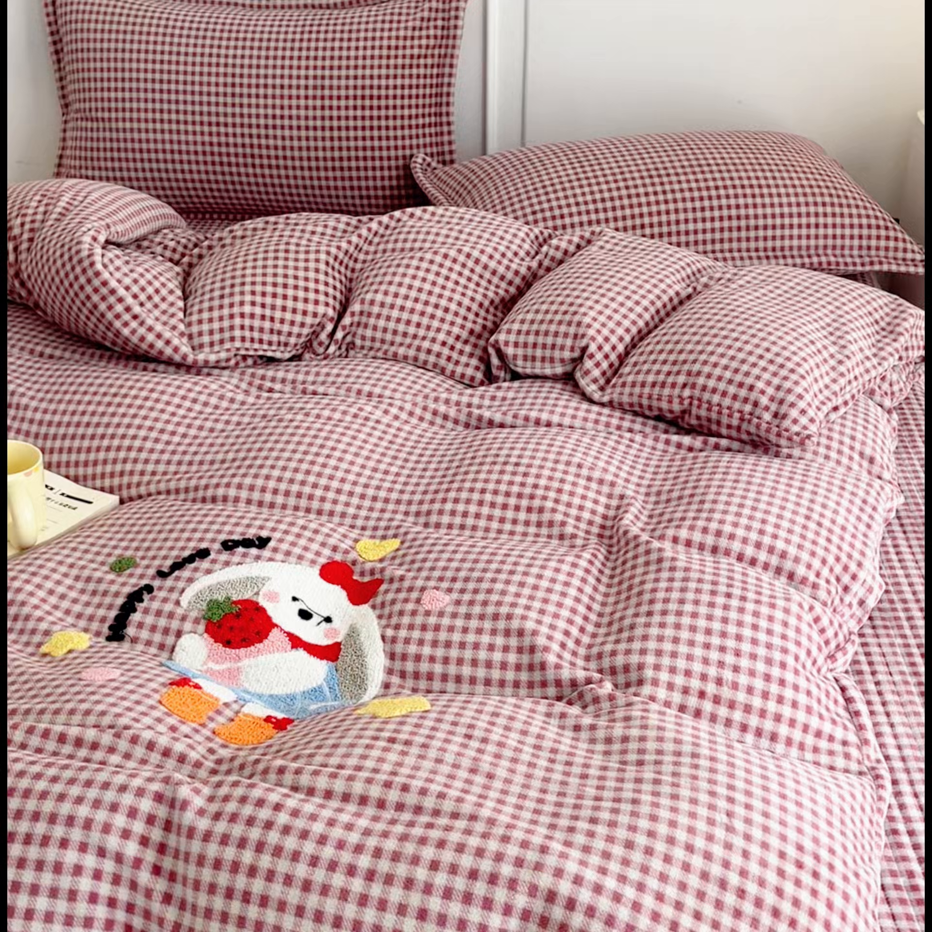 91家纺网 家纺一手货源 找家纺 尚美 2025爆款格子系列印加绣牛奶绒床盖四件套 乖乖兔