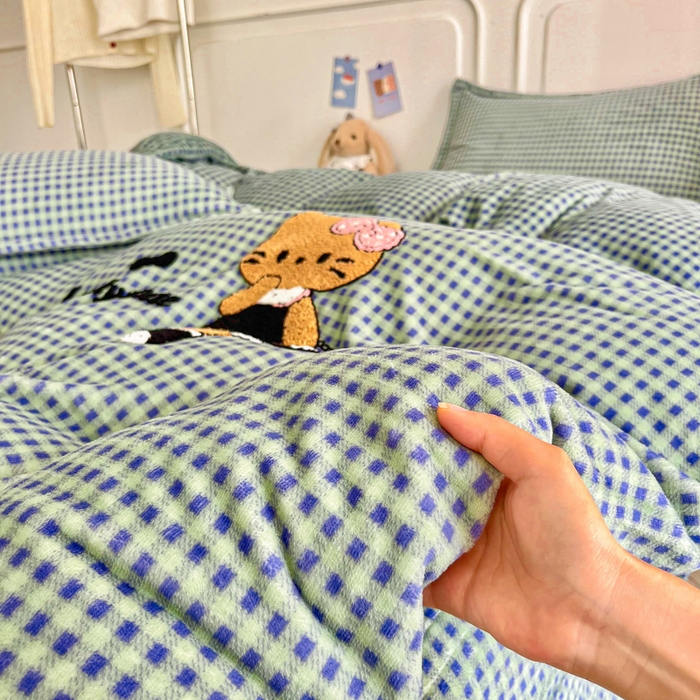 91家纺网 家纺一手货源 找家纺 尚美 2025爆款格子系列印加绣牛奶绒床盖四件套 兰格猫咪