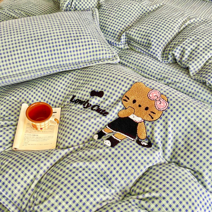 91家纺网 家纺一手货源 找家纺 尚美 2025爆款格子系列印加绣牛奶绒床盖四件套 兰格猫咪