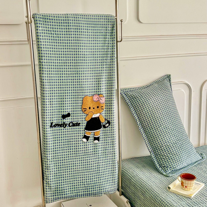 91家纺网 家纺一手货源 找家纺 尚美 2025爆款格子系列印加绣牛奶绒床盖四件套 兰格猫咪