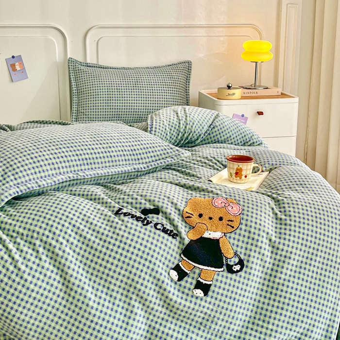 91家纺网 家纺一手货源 找家纺 尚美 2025爆款格子系列印加绣牛奶绒床盖四件套 兰格猫咪