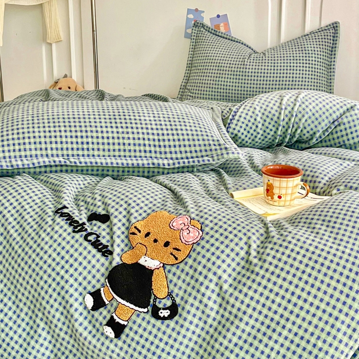 91家纺网 家纺一手货源 找家纺 尚美 2025爆款格子系列印加绣牛奶绒床盖四件套 兰格猫咪