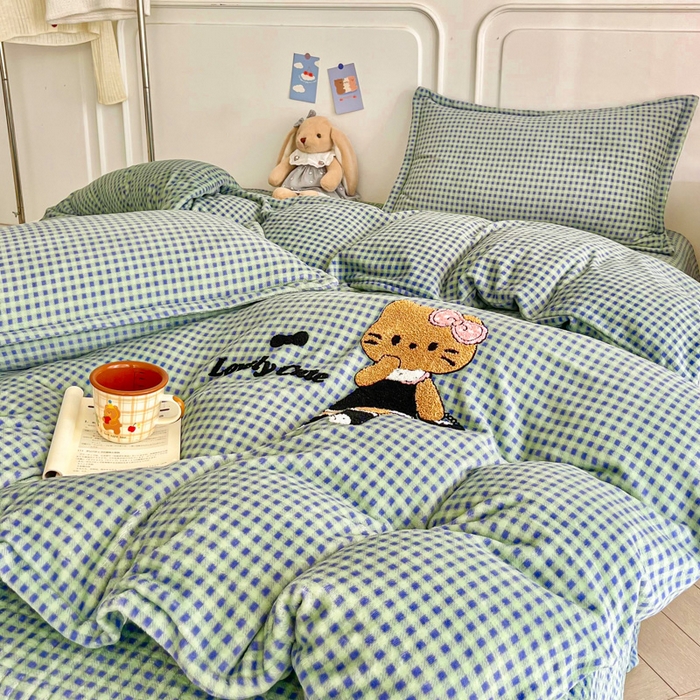 91家纺网 家纺一手货源 找家纺 尚美 2025爆款格子系列印加绣牛奶绒床盖四件套 兰格猫咪