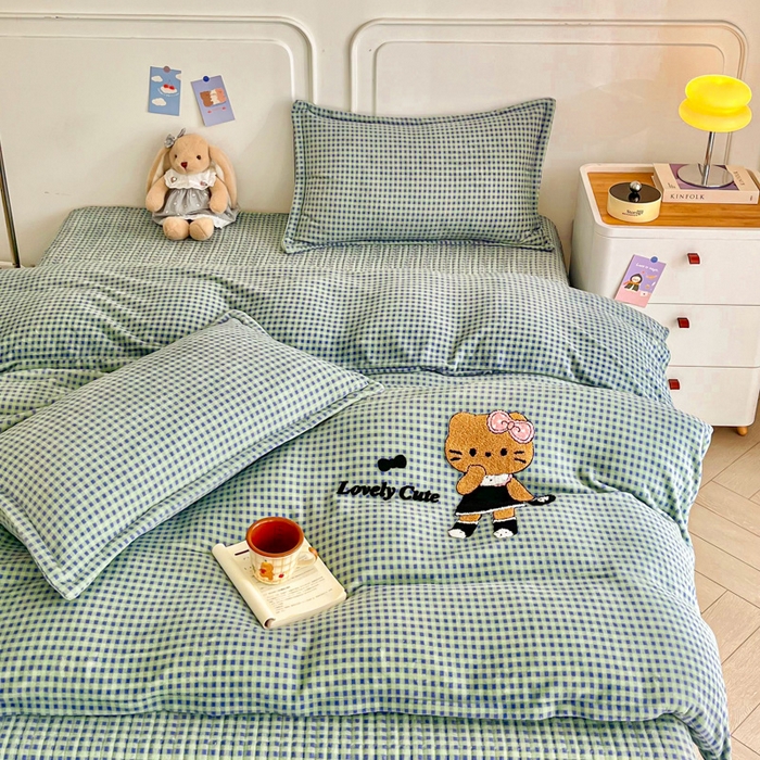 91家纺网 家纺一手货源 找家纺 尚美 2025爆款格子系列印加绣牛奶绒床盖四件套 兰格猫咪