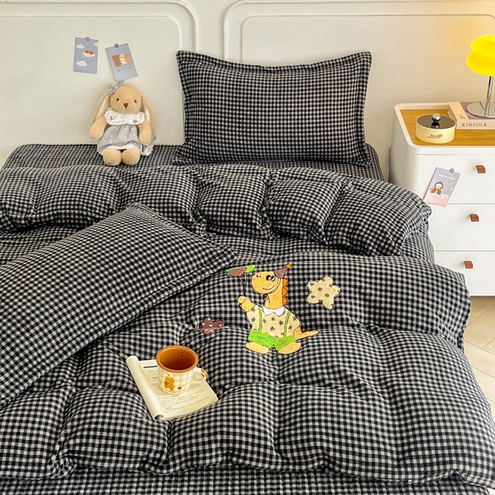 91家纺网 家纺一手货源 找家纺 尚美 2025爆款格子系列印加绣牛奶绒床盖四件套 可爱恐龙