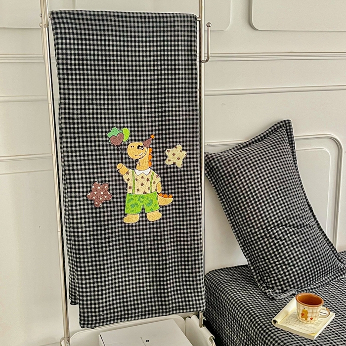 91家纺网 家纺一手货源 找家纺 尚美 2025爆款格子系列印加绣牛奶绒床盖四件套 可爱恐龙