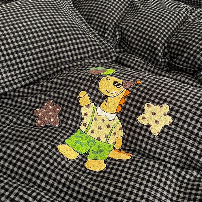 91家纺网 家纺一手货源 找家纺 尚美 2025爆款格子系列印加绣牛奶绒床盖四件套 可爱恐龙