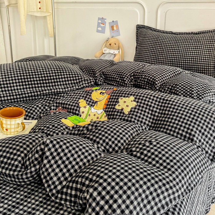91家纺网 家纺一手货源 找家纺 尚美 2025爆款格子系列印加绣牛奶绒床盖四件套 可爱恐龙