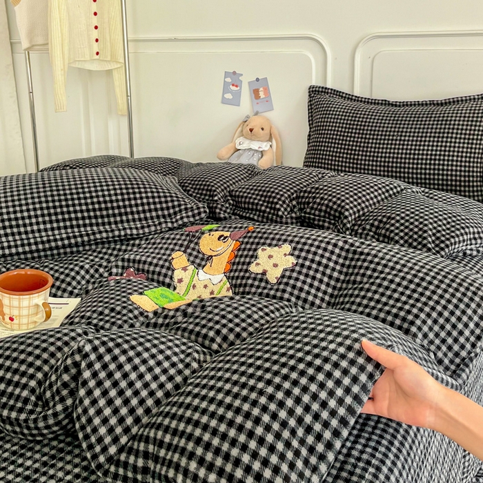 91家纺网 家纺一手货源 找家纺 尚美 2025爆款格子系列印加绣牛奶绒床盖四件套 可爱恐龙