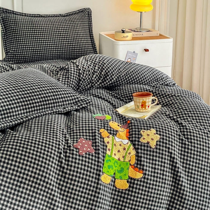 91家纺网 家纺一手货源 找家纺 尚美 2025爆款格子系列印加绣牛奶绒床盖四件套 可爱恐龙