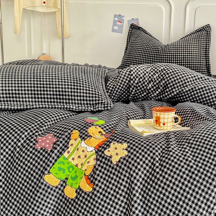 91家纺网 家纺一手货源 找家纺 尚美 2025爆款格子系列印加绣牛奶绒床盖四件套 可爱恐龙
