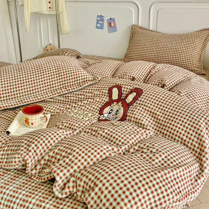 91家纺网 家纺一手货源 找家纺 尚美 2025爆款格子系列印加绣牛奶绒床盖四件套 可爱布布