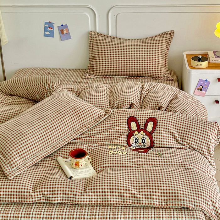 91家纺网 家纺一手货源 找家纺 尚美 2025爆款格子系列印加绣牛奶绒床盖四件套 可爱布布