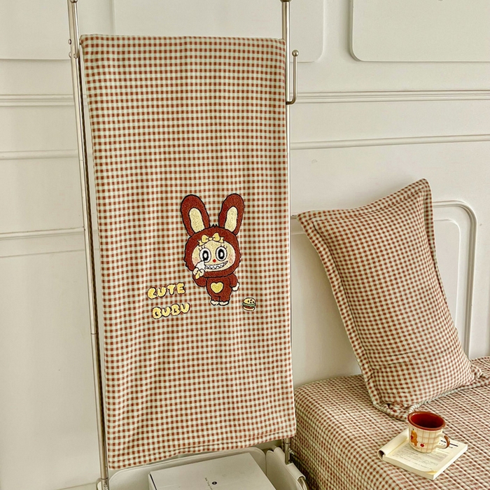 91家纺网 家纺一手货源 找家纺 尚美 2025爆款格子系列印加绣牛奶绒床盖四件套 可爱布布