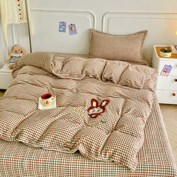 91家纺网 家纺一手货源 找家纺 尚美 2025爆款格子系列印加绣牛奶绒床盖四件套 可爱布布