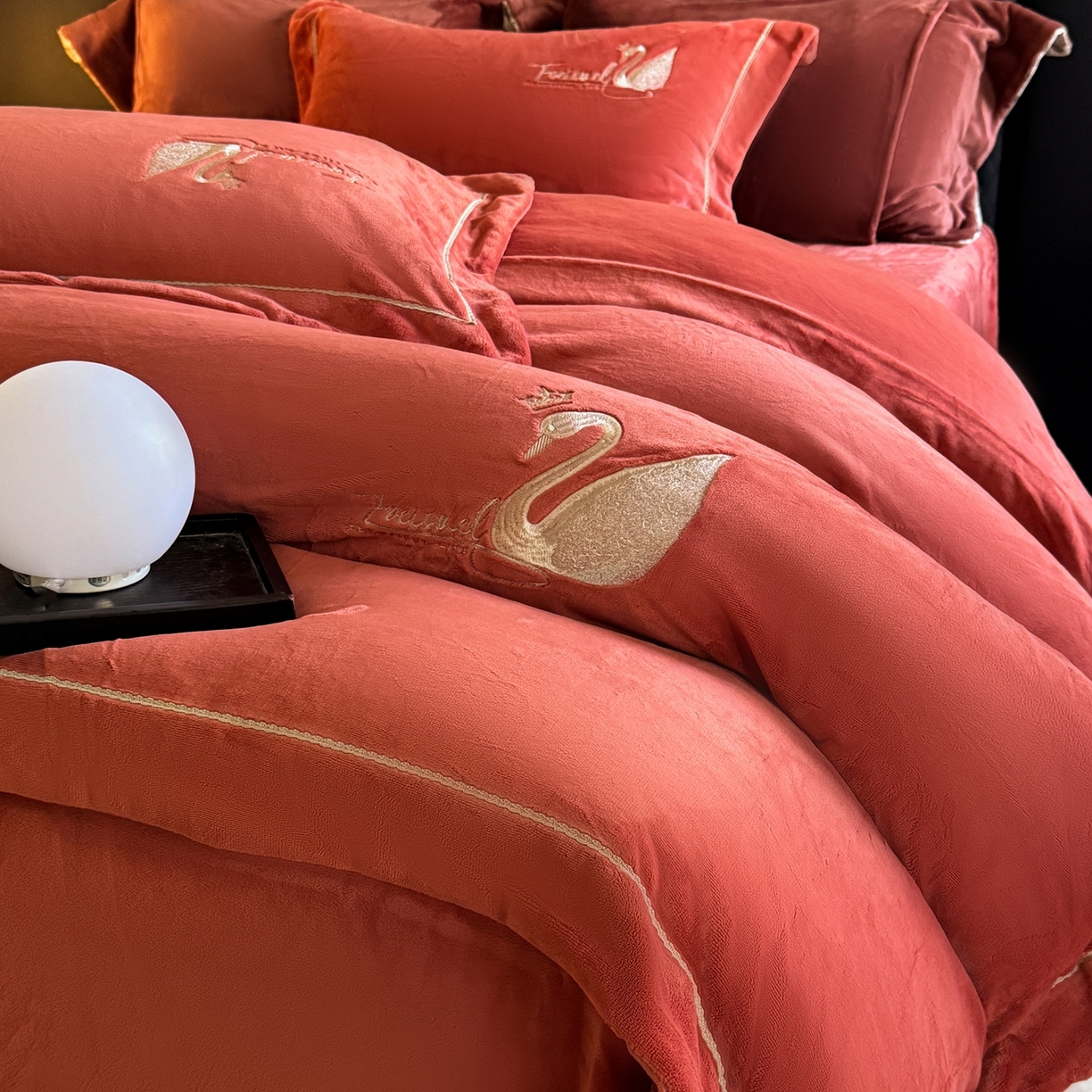 91家纺网 家纺一手货源 找家纺 （总）芯丝路枕业 2025新款蚕丝绒四件套-皇冠鹅
