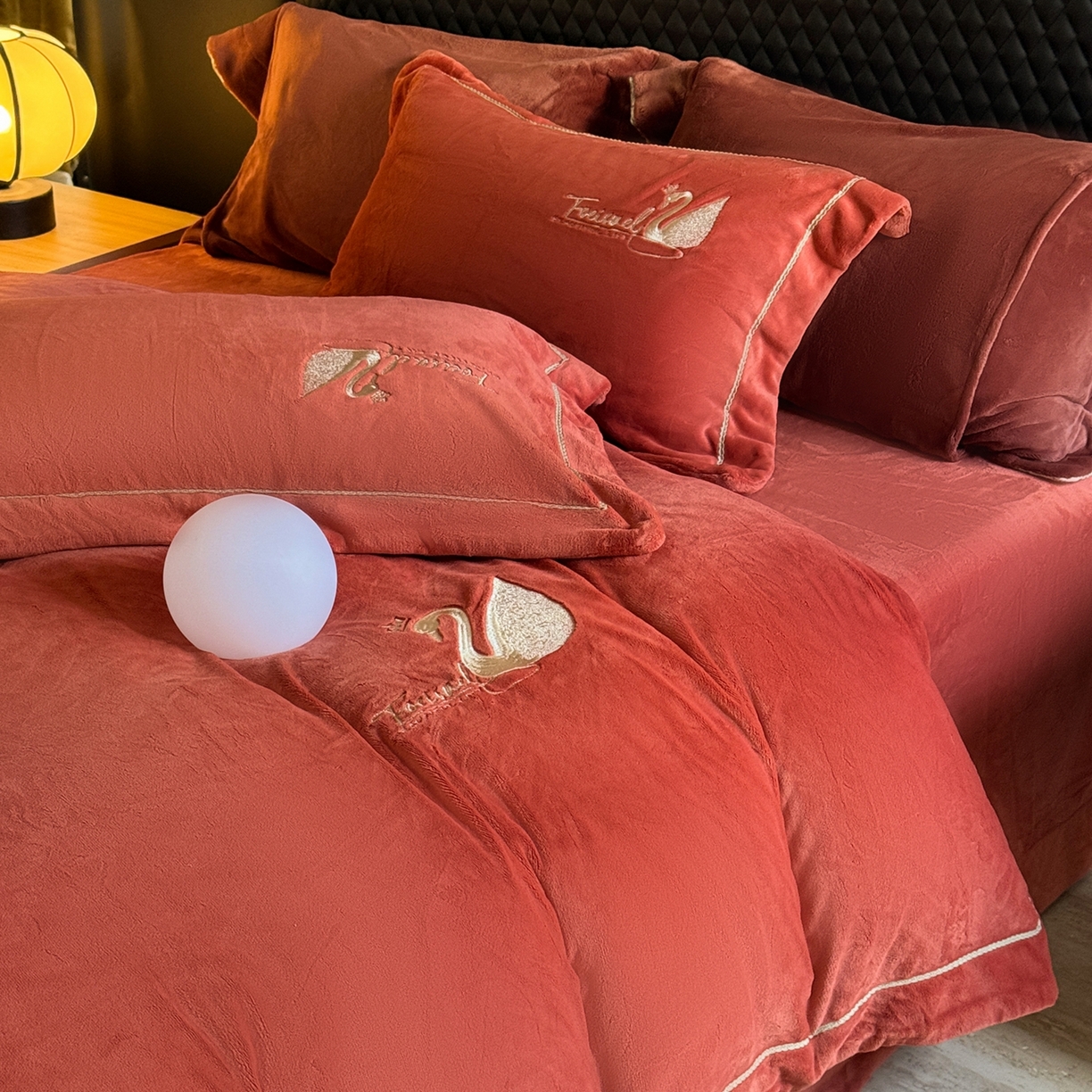 91家纺网 家纺一手货源 找家纺 （总）芯丝路枕业 2025新款蚕丝绒四件套-皇冠鹅