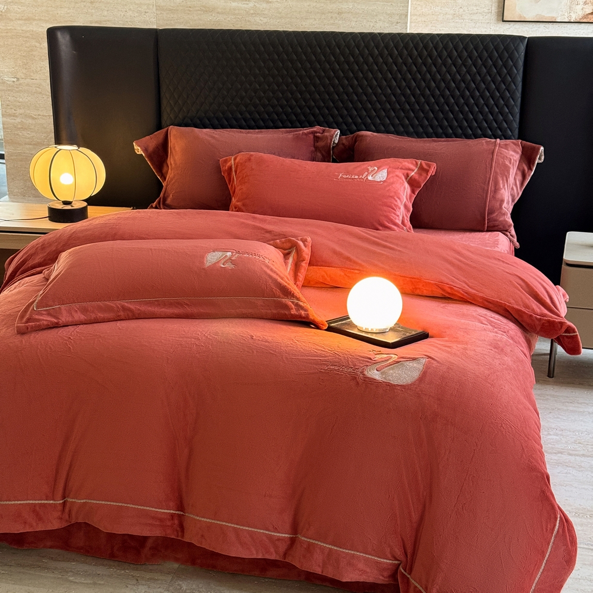 91家纺网 家纺一手货源 找家纺 （总）芯丝路枕业 2025新款蚕丝绒四件套-皇冠鹅