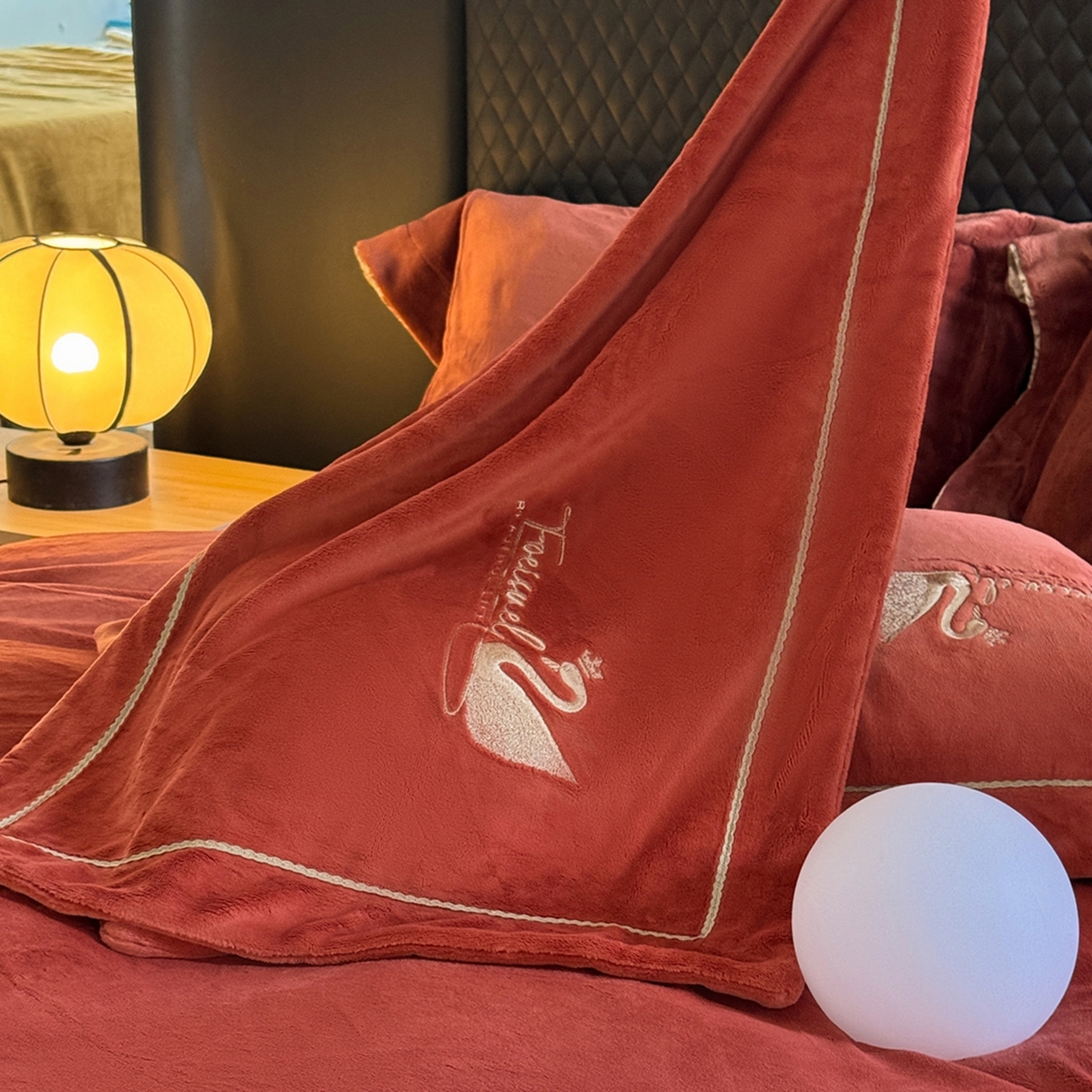 91家纺网 家纺一手货源 找家纺 （总）芯丝路枕业 2025新款蚕丝绒四件套-皇冠鹅