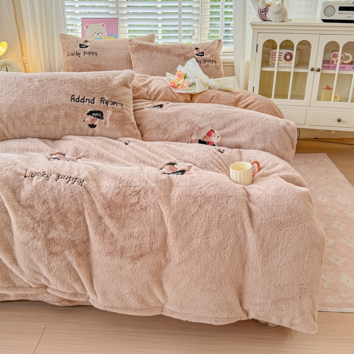 91家纺网 家纺一手货源 找家纺 云木里 2025新款兔绒卡通刺绣手工四件套 兔绒 腊肠狗-卡其