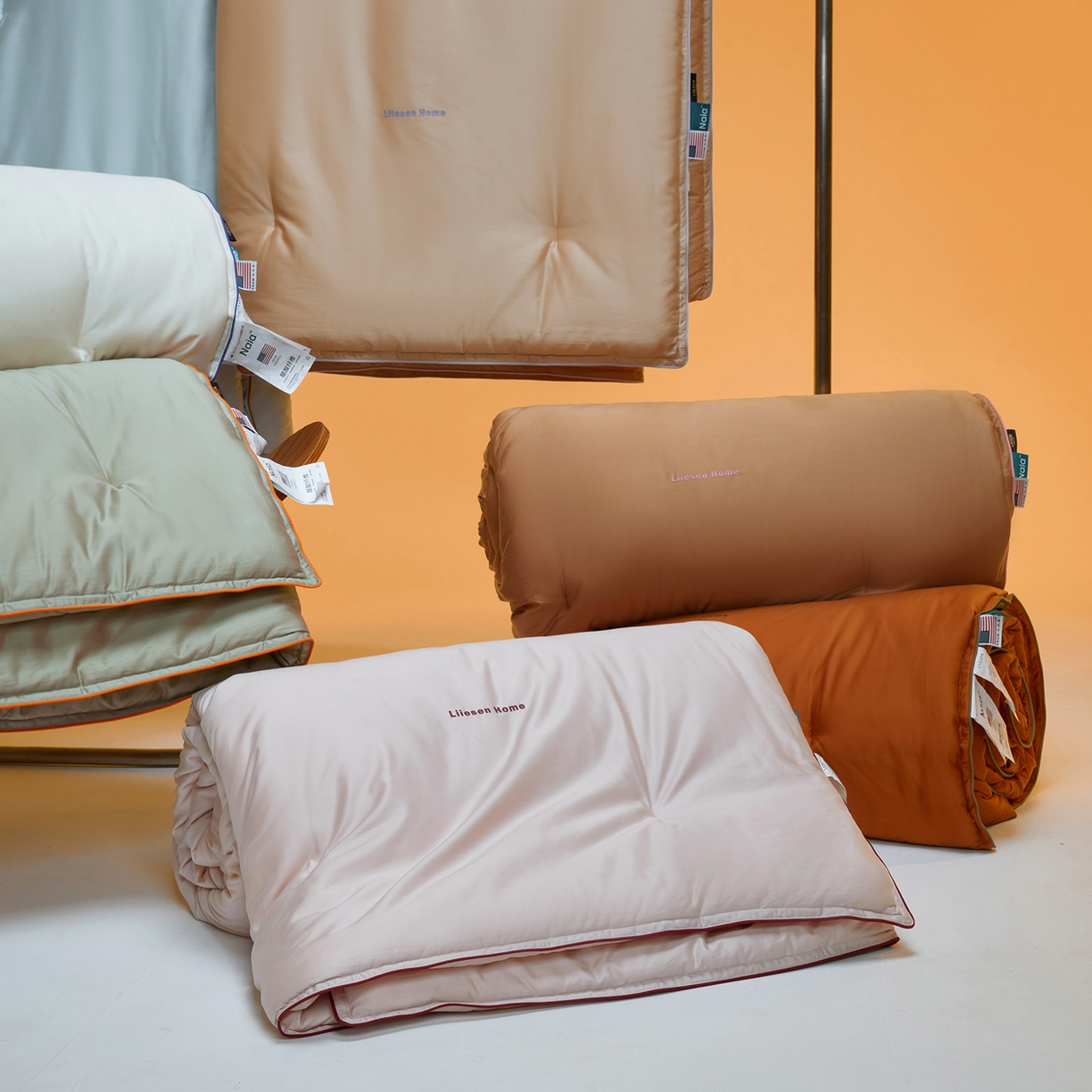 91家纺网 家纺一手货源 找家纺 丽笙被芯 2025新款秋冬亲肤舒适80S超细旦天丝棉微磨毛素色可水洗懒人被-场景一 组合图仅供展示