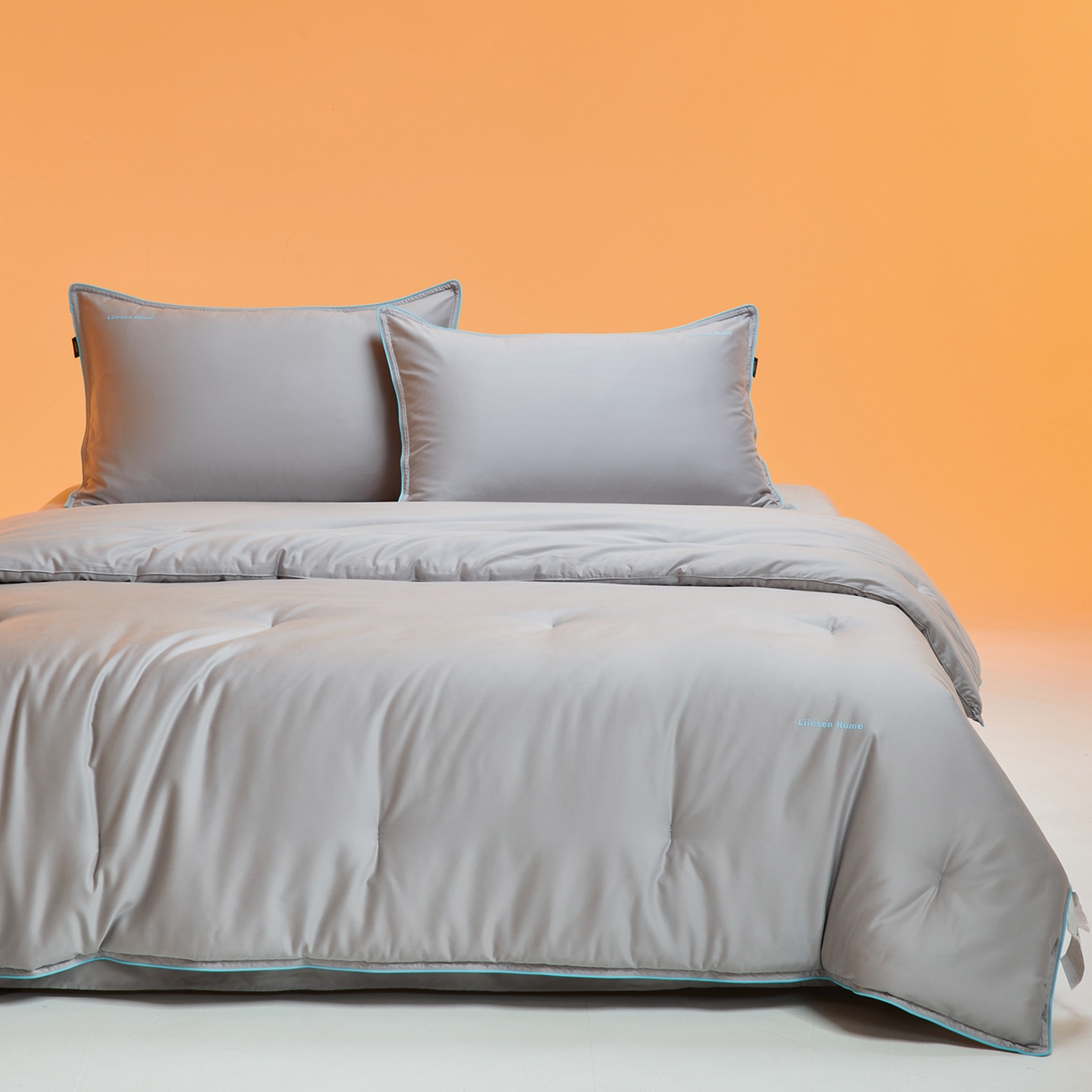 91家纺网 家纺一手货源 找家纺 丽笙被芯 2025新款秋冬亲肤舒适80S超细旦天丝棉微磨毛素色可水洗懒人被-场景一 鸽子灰