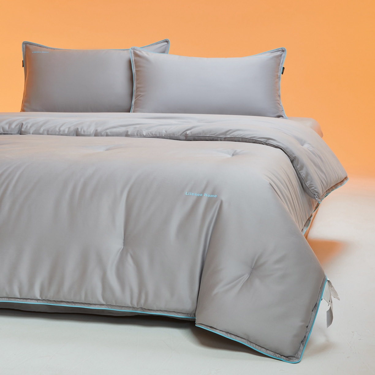 91家纺网 家纺一手货源 找家纺 丽笙被芯 2025新款秋冬亲肤舒适80S超细旦天丝棉微磨毛素色可水洗懒人被-场景一 鸽子灰