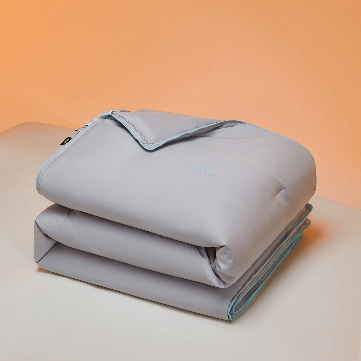 91家纺网 家纺一手货源 找家纺 丽笙被芯 2025新款秋冬亲肤舒适80S超细旦天丝棉微磨毛素色可水洗懒人被-场景一 鸽子灰