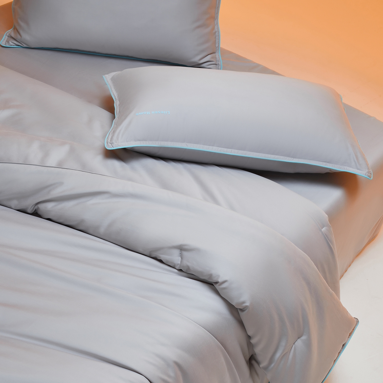 91家纺网 家纺一手货源 找家纺 丽笙被芯 2025新款秋冬亲肤舒适80S超细旦天丝棉微磨毛素色可水洗懒人被-场景一 鸽子灰