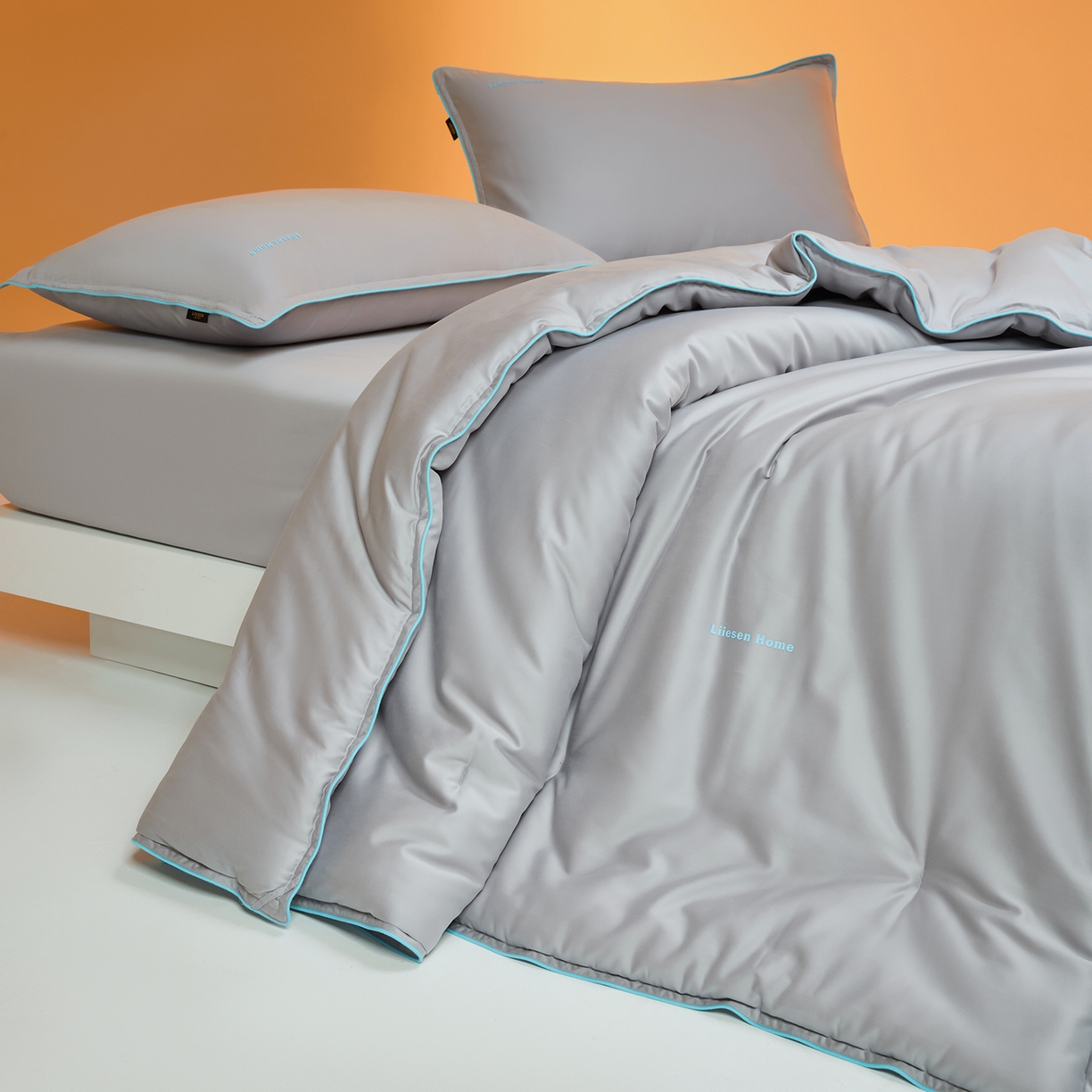 91家纺网 家纺一手货源 找家纺 丽笙被芯 2025新款秋冬亲肤舒适80S超细旦天丝棉微磨毛素色可水洗懒人被-场景一 鸽子灰