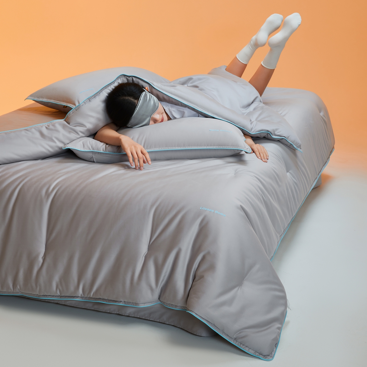 91家纺网 家纺一手货源 找家纺 丽笙被芯 2025新款秋冬亲肤舒适80S超细旦天丝棉微磨毛素色可水洗懒人被-场景一 鸽子灰