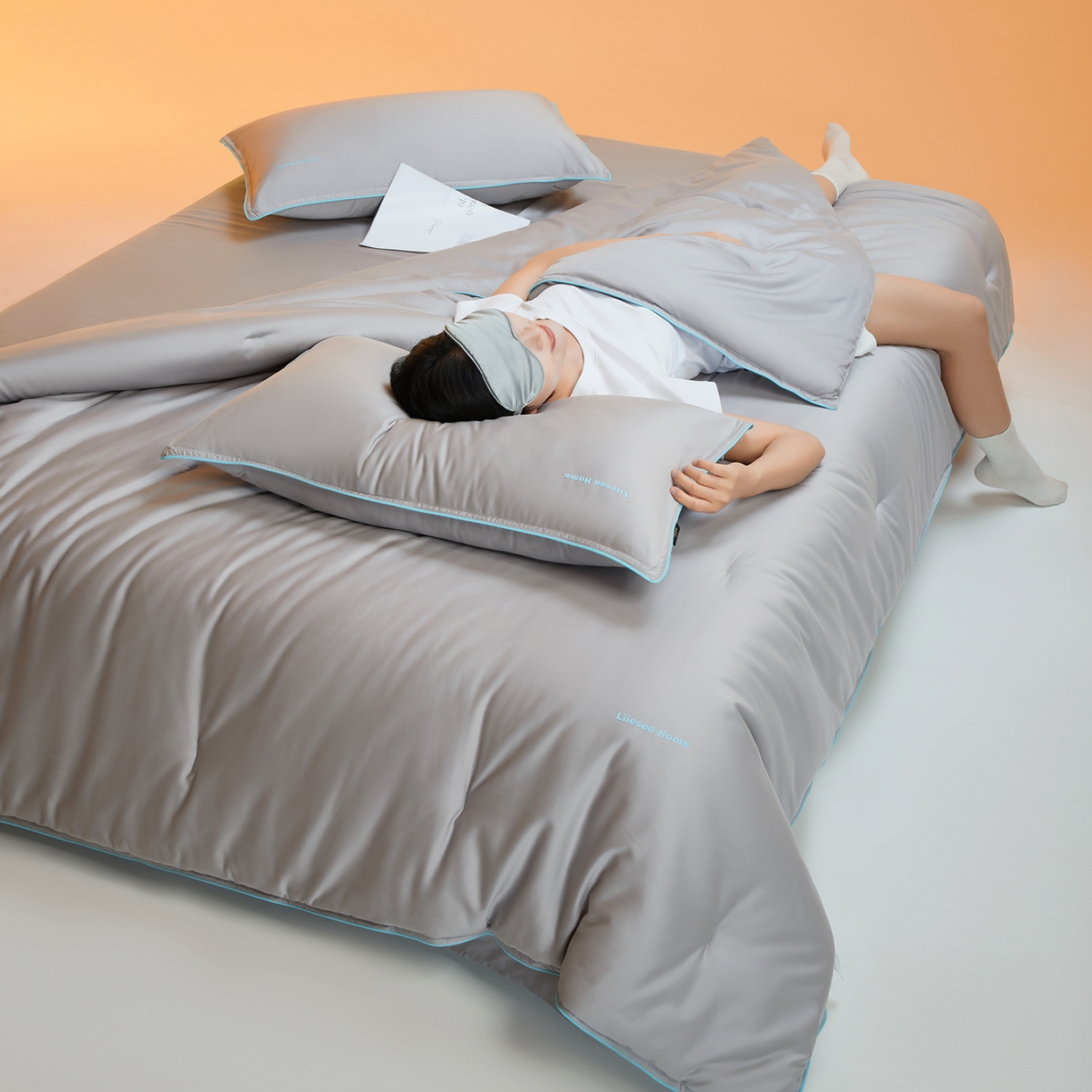 91家纺网 家纺一手货源 找家纺 丽笙被芯 2025新款秋冬亲肤舒适80S超细旦天丝棉微磨毛素色可水洗懒人被-场景一 鸽子灰