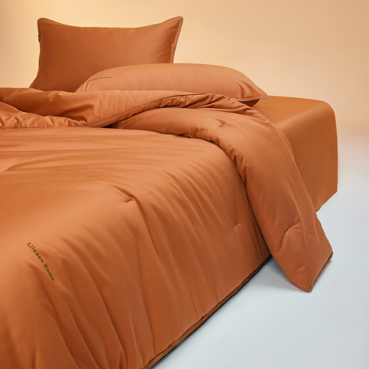 91家纺网 家纺一手货源 找家纺 丽笙被芯 2025新款秋冬亲肤舒适80S超细旦天丝棉微磨毛素色可水洗懒人被-场景一 焦糖橙