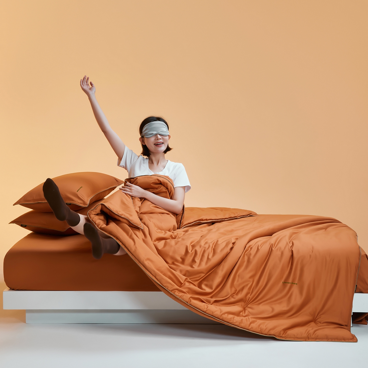 91家纺网 家纺一手货源 找家纺 丽笙被芯 2025新款秋冬亲肤舒适80S超细旦天丝棉微磨毛素色可水洗懒人被-场景一 焦糖橙