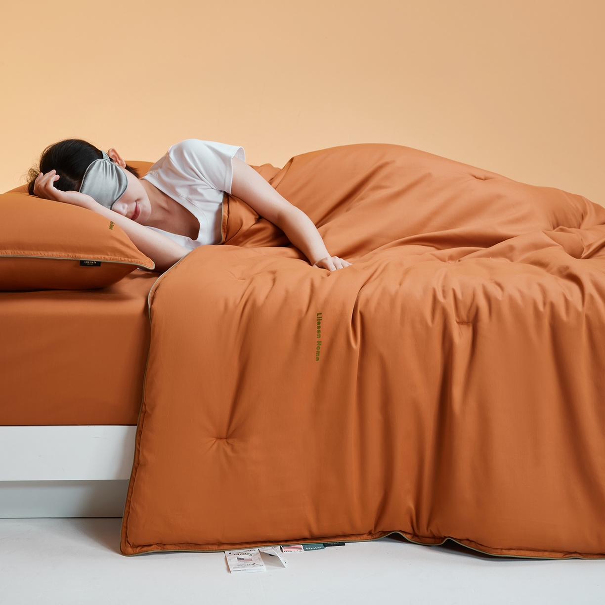 91家纺网 家纺一手货源 找家纺 丽笙被芯 2025新款秋冬亲肤舒适80S超细旦天丝棉微磨毛素色可水洗懒人被-场景一 焦糖橙