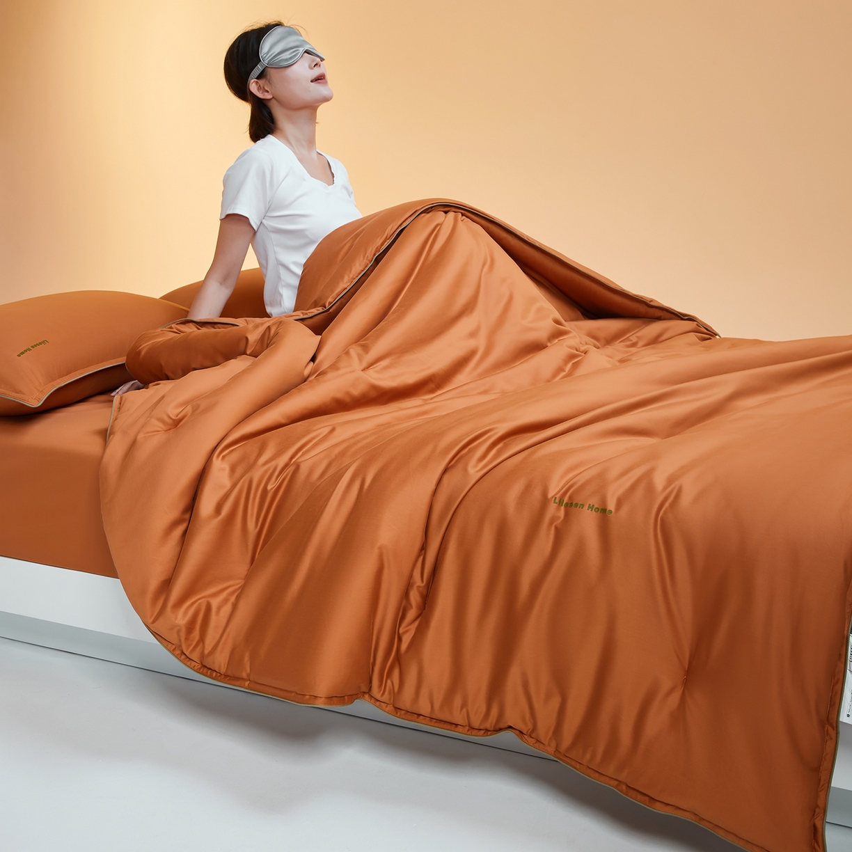 91家纺网 家纺一手货源 找家纺 丽笙被芯 2025新款秋冬亲肤舒适80S超细旦天丝棉微磨毛素色可水洗懒人被-场景一 焦糖橙