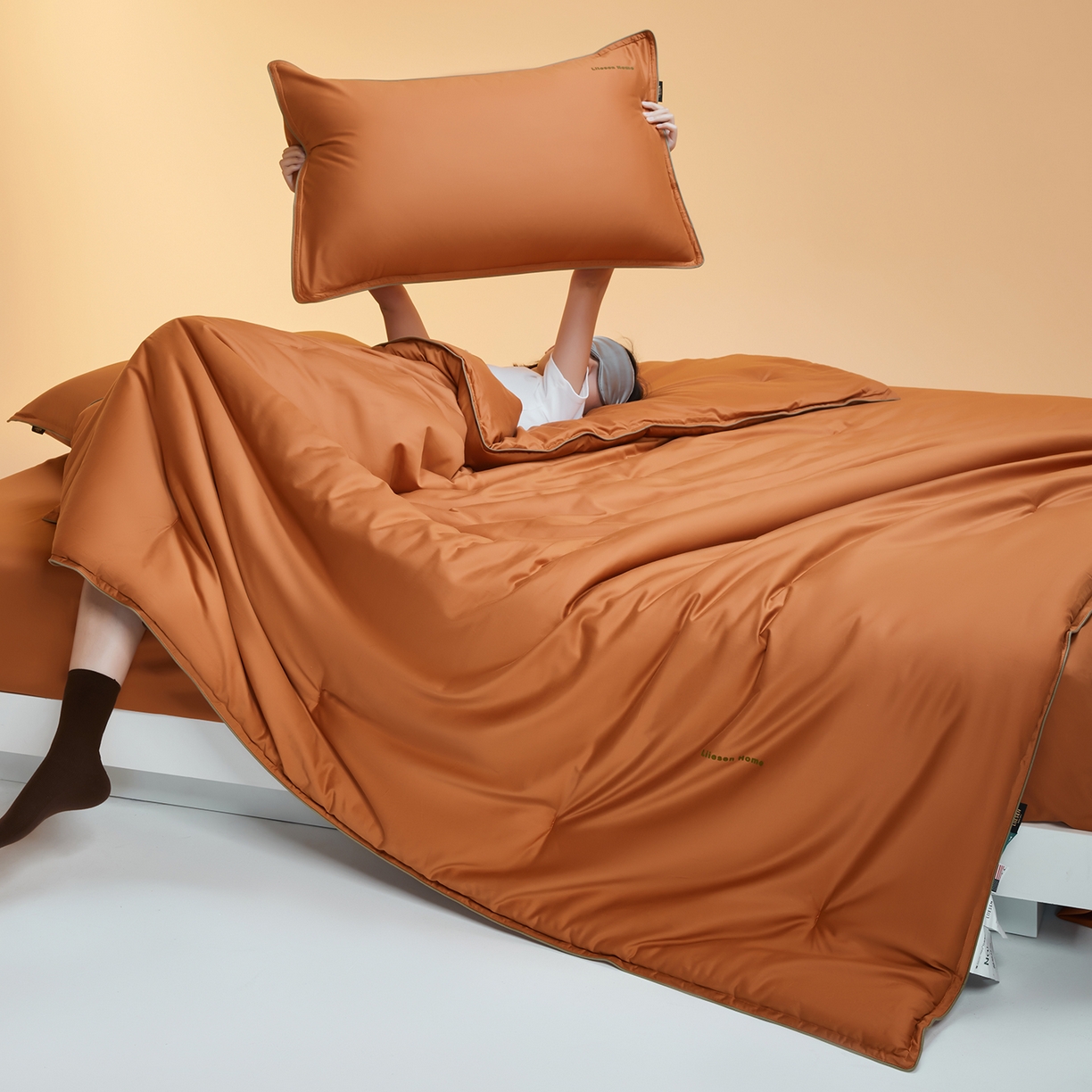 91家纺网 家纺一手货源 找家纺 丽笙被芯 2025新款秋冬亲肤舒适80S超细旦天丝棉微磨毛素色可水洗懒人被-场景一 焦糖橙