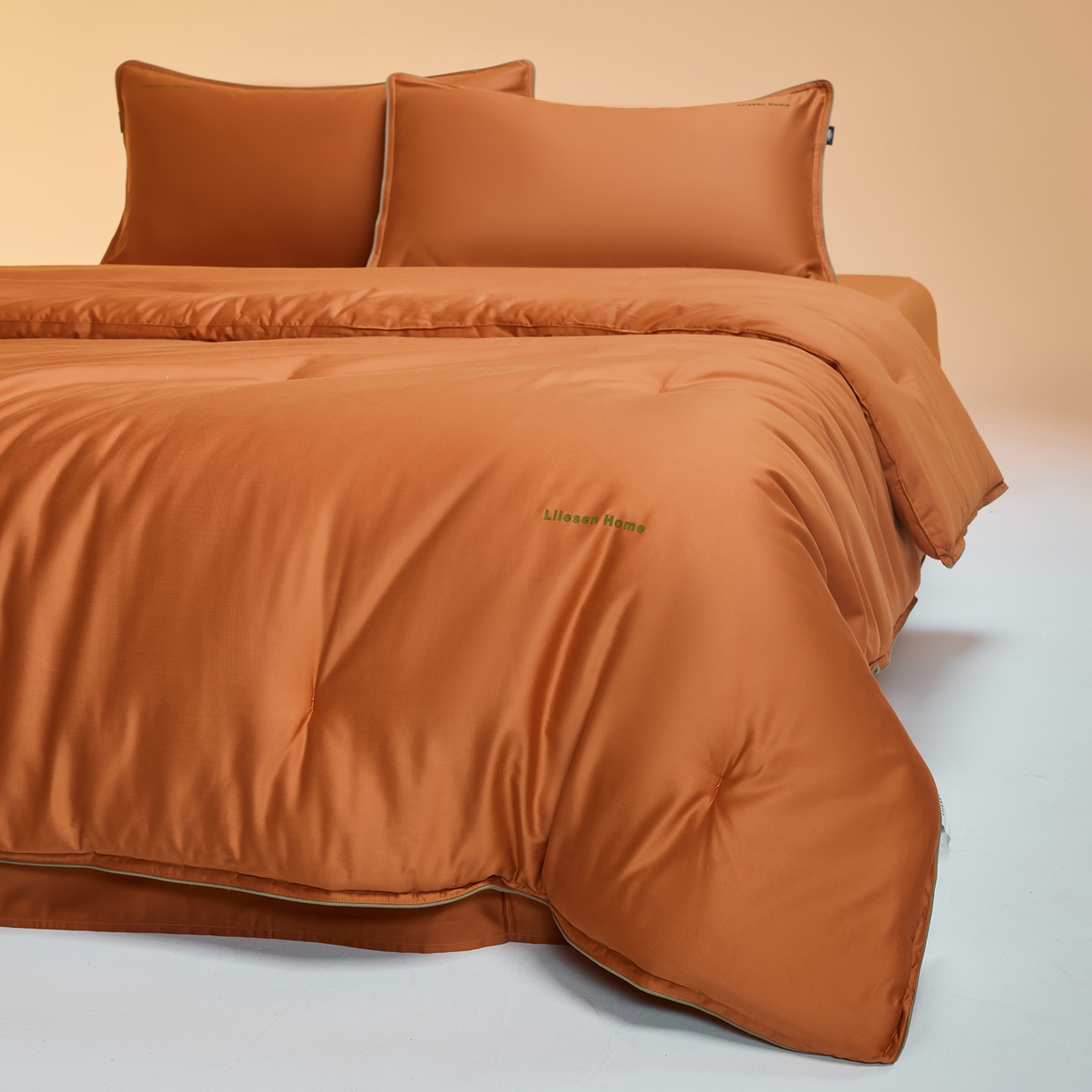 91家纺网 家纺一手货源 找家纺 丽笙被芯 2025新款秋冬亲肤舒适80S超细旦天丝棉微磨毛素色可水洗懒人被-场景一 焦糖橙