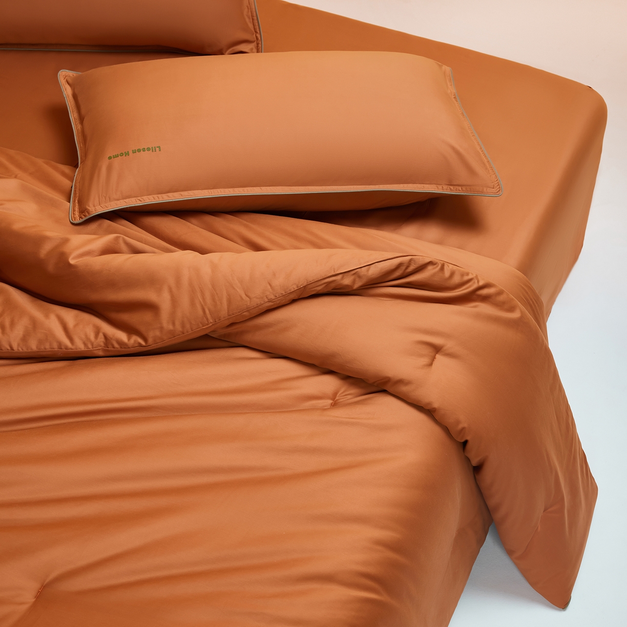 91家纺网 家纺一手货源 找家纺 丽笙被芯 2025新款秋冬亲肤舒适80S超细旦天丝棉微磨毛素色可水洗懒人被-场景一 焦糖橙