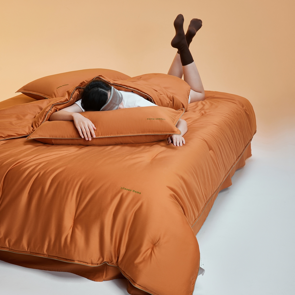 91家纺网 家纺一手货源 找家纺 丽笙被芯 2025新款秋冬亲肤舒适80S超细旦天丝棉微磨毛素色可水洗懒人被-场景一 焦糖橙