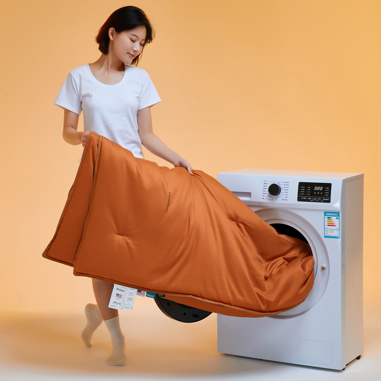 91家纺网 家纺一手货源 找家纺 丽笙被芯 2025新款秋冬亲肤舒适80S超细旦天丝棉微磨毛素色可水洗懒人被-场景一 焦糖橙