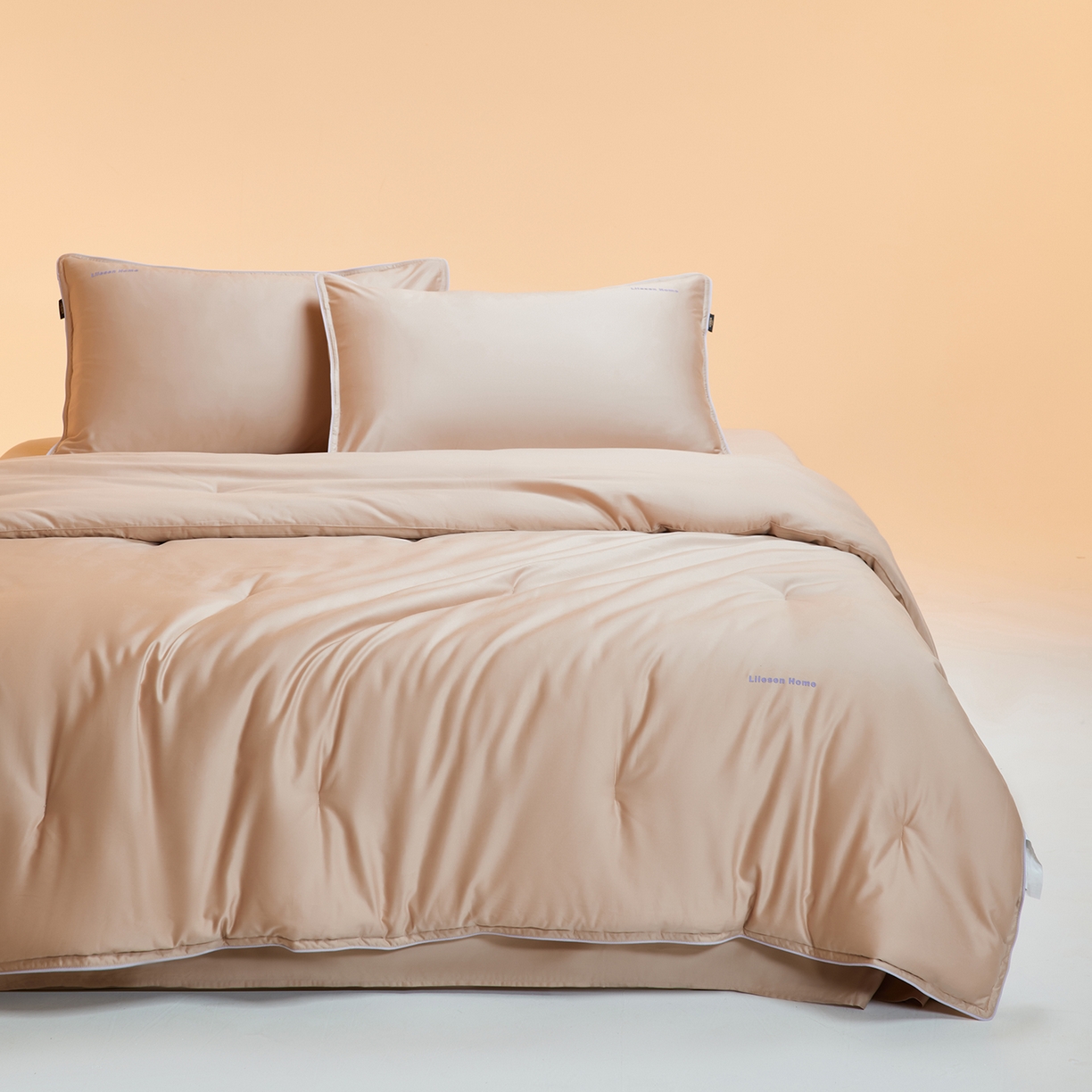 91家纺网 家纺一手货源 找家纺 丽笙被芯 2025新款秋冬亲肤舒适80S超细旦天丝棉微磨毛素色可水洗懒人被-场景一 经典咖