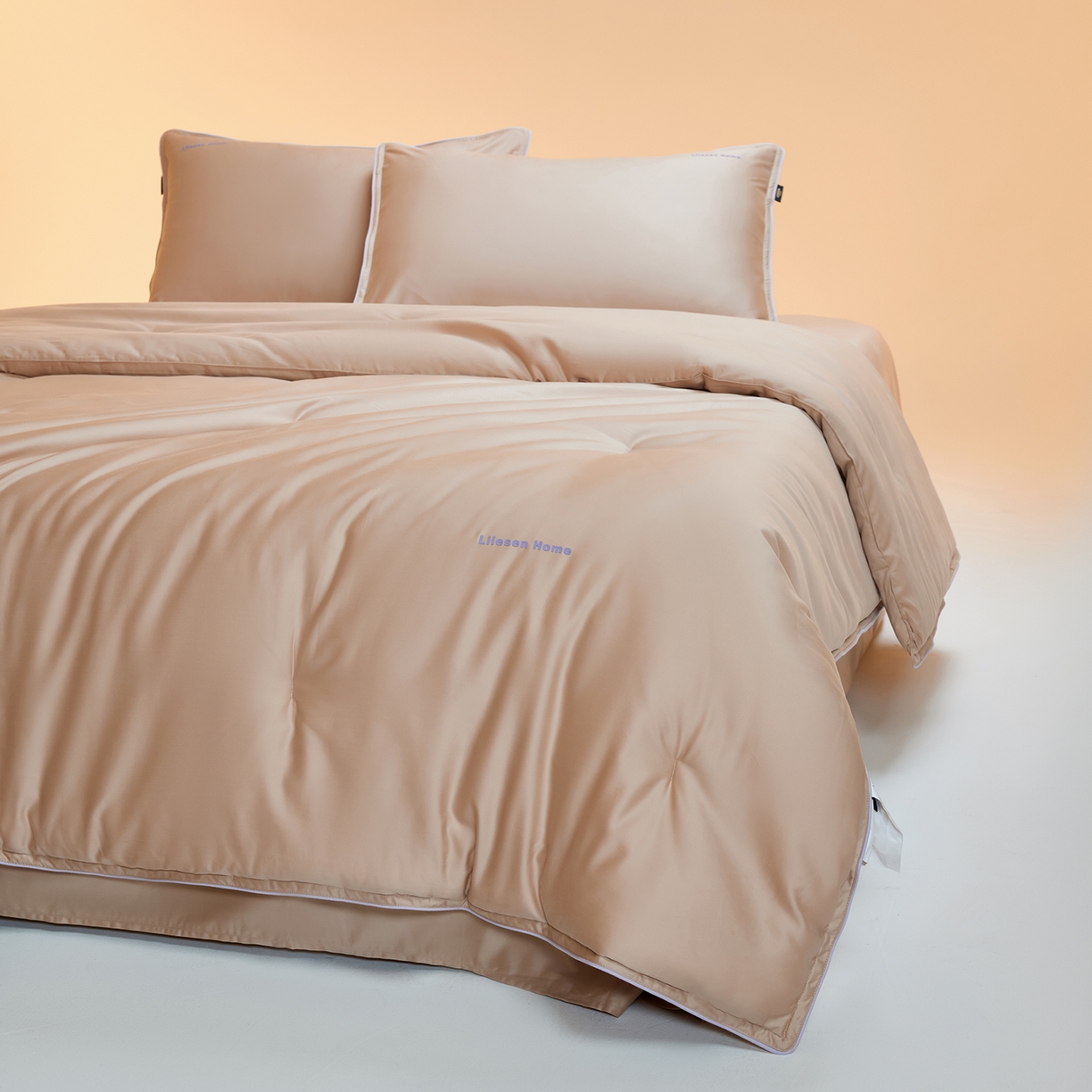 91家纺网 家纺一手货源 找家纺 丽笙被芯 2025新款秋冬亲肤舒适80S超细旦天丝棉微磨毛素色可水洗懒人被-场景一 经典咖